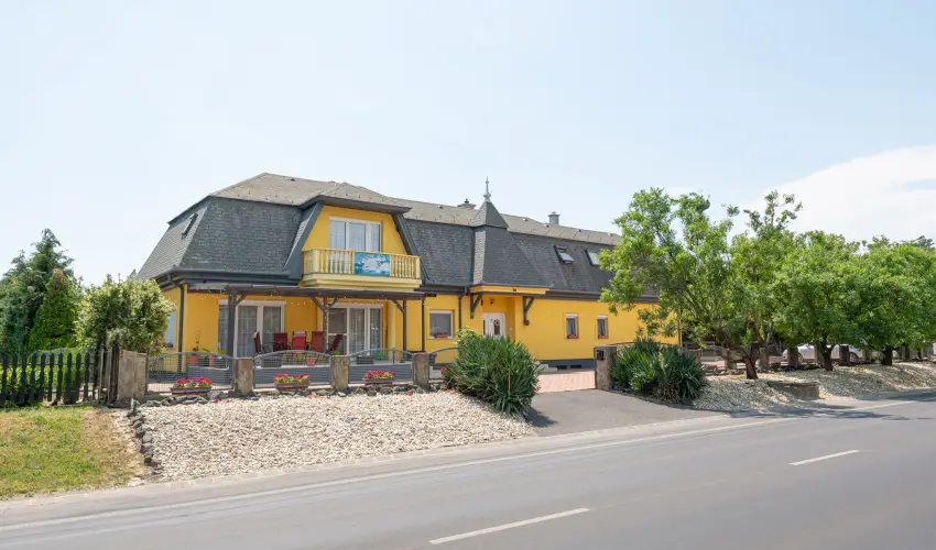 Borb�la Vend�gh�z Gyenesdi�s