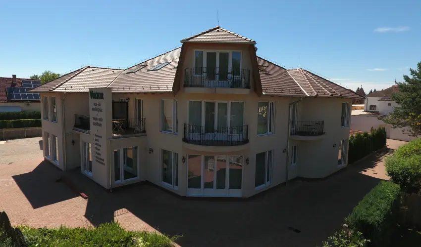 Viktor Bor- s Vendghz Balatonmriafrd