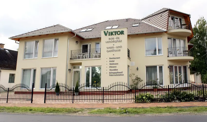 Viktor Bor- s Vendghz Balatonmriafrd